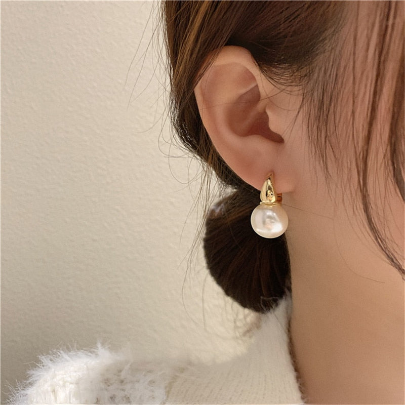 2025 New Cute Pearl Studs Hoop Earrings for Women Gold Color Eardrop Minimalist Tiny Huggies Hoops Wedding Fashion Jewelry
