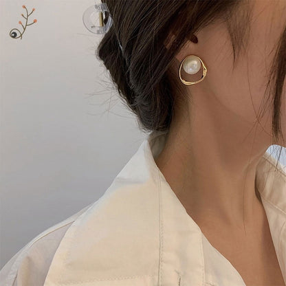 2026 New Cute Pearl Studs Hoop Earrings for Women Gold Color Eardrop Minimalist Tiny Huggies Hoops Wedding Fashion Jewelry
